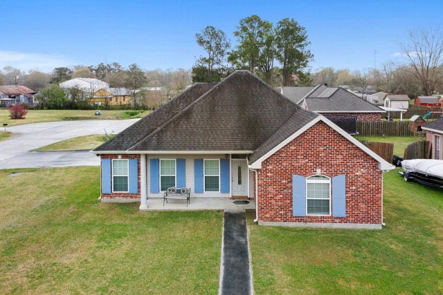 3 bedroom 2 bath home on a corner lot in Evangeline Heights Subdivision - Houma, LA