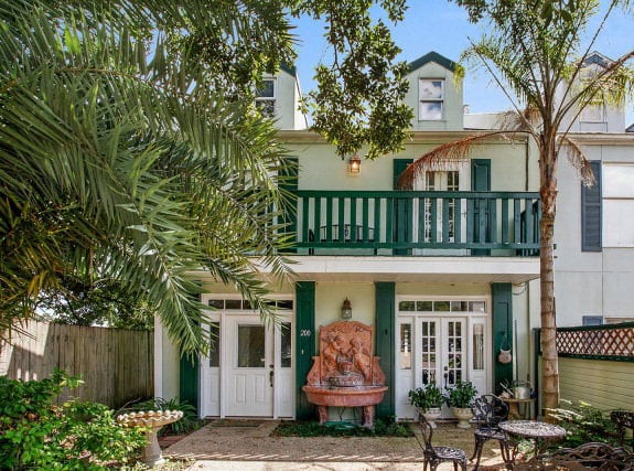 Three bedroom townhome with a patio under the palm trees - Houma, LA