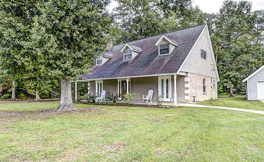 Spacious Acadian-style home on a park-like one acre lot | Ponchatoula, LA